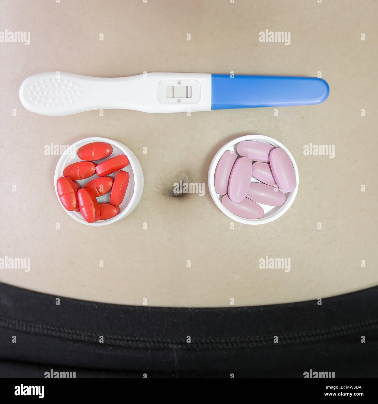 Medicina vitamina y prueba de embarazo en la mujer de vientre Fotografía de  stock - Alamy