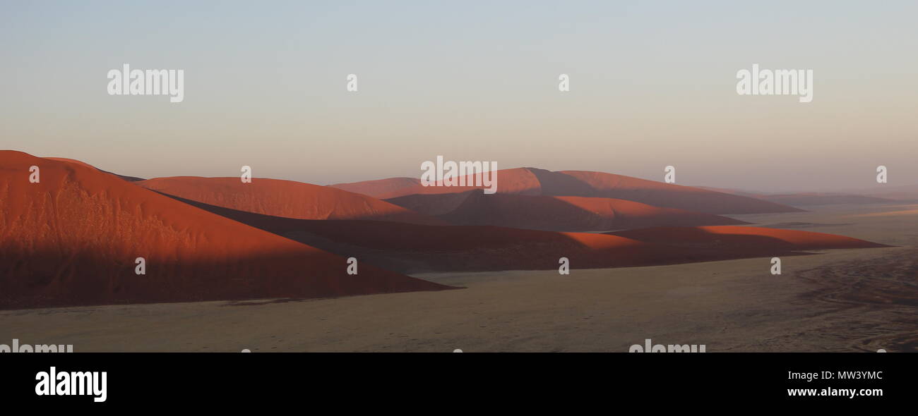 Las dunas de arena al amanecer en Namibia Foto de stock