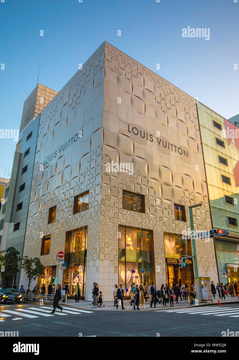 Japón, Tokio, Ginza, Chuo-Dori. Almacén de Louis Vuitton, nombre símbolo  encima de la entrada a la tienda con ilustraciones de secador y ollas de  sal y pimienta Fotografía de stock - Alamy