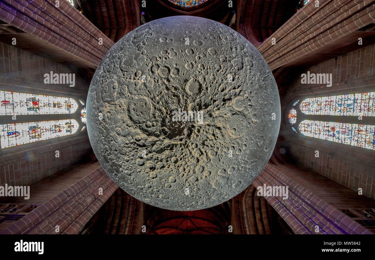 Luke Jerram's "Museum de la luna" en Liverpool Cathedral, un 23ft