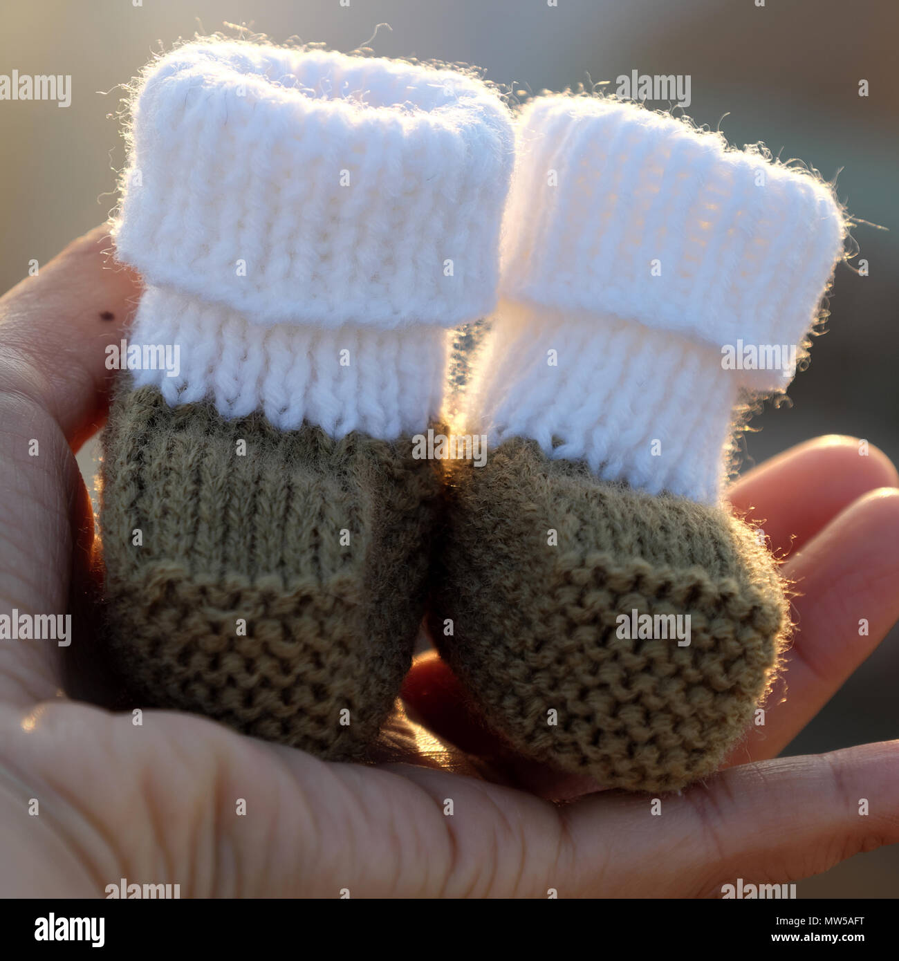 Tejer patucos para recién nacido del hilado, cerca de lindos productos  artesanales para el calzado Fotografía de stock - Alamy