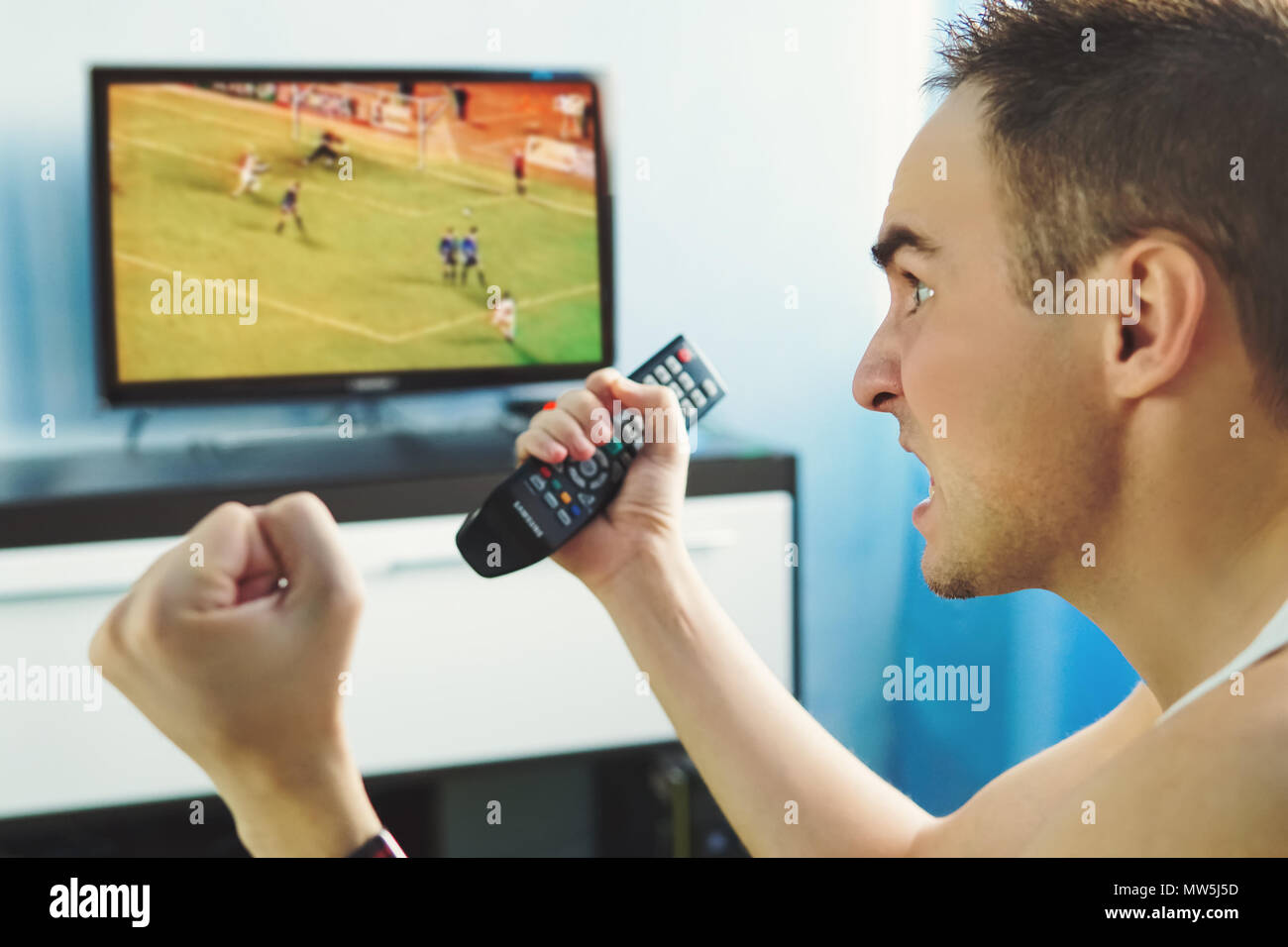 Partido de futbol en tv fotografías e imágenes de alta resolución - Alamy