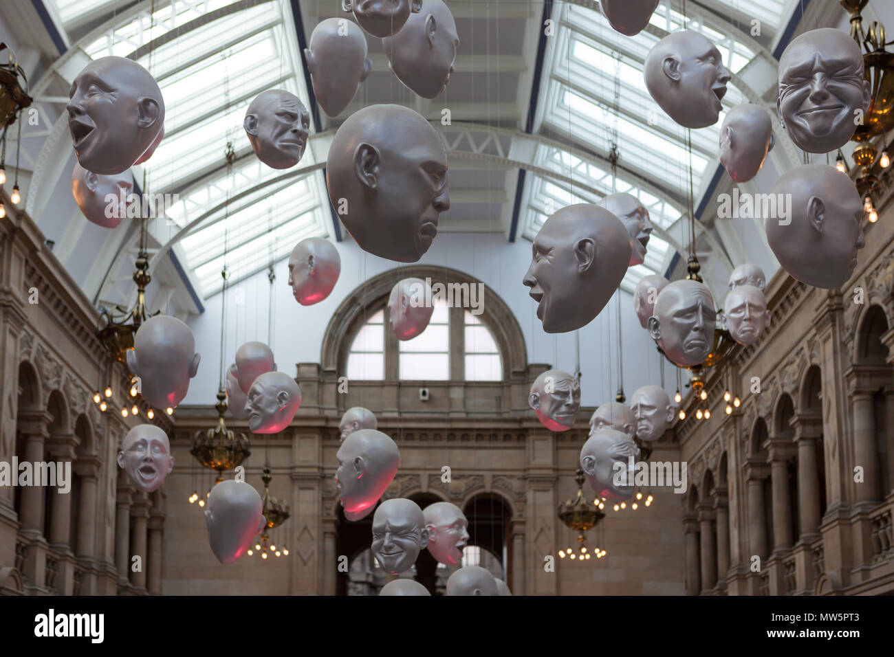 La instalación de cabezales flotantes por Sophie Cueva en el Museo Kelvingrove, Glasgow, Escocia, Reino Unido Foto de stock