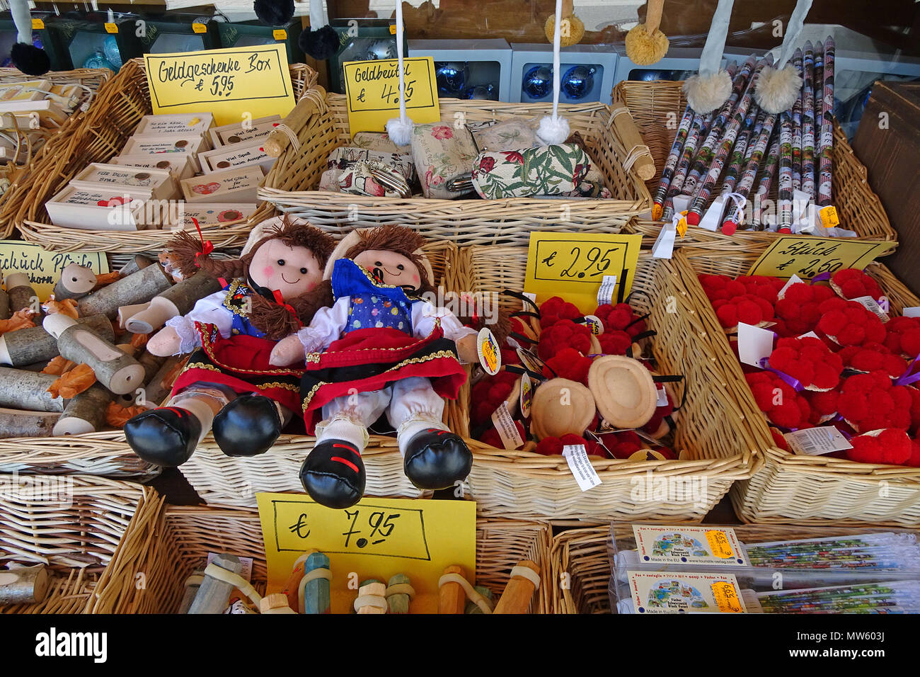 Selva Negra recuerdos en una tienda de souvenirs, Triberg, Selva Negra, Baden-Wurtemberg, Alemania, Europa Foto de stock