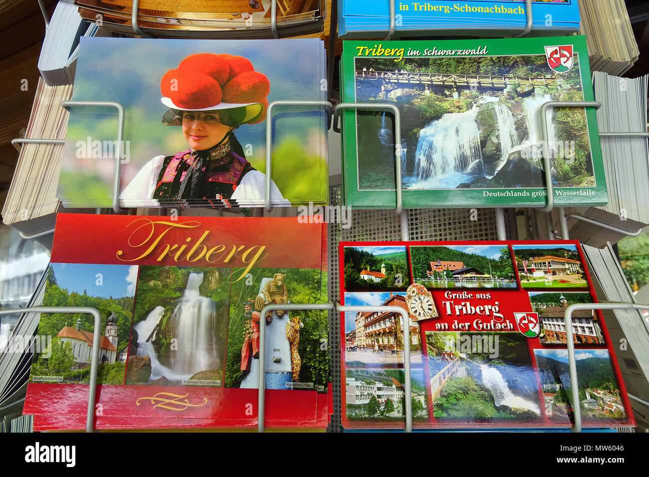 Postales del Bosque Negro en una tienda de souvenirs, Triberg, Selva Negra, Baden-Wurtemberg, Alemania, Europa Foto de stock