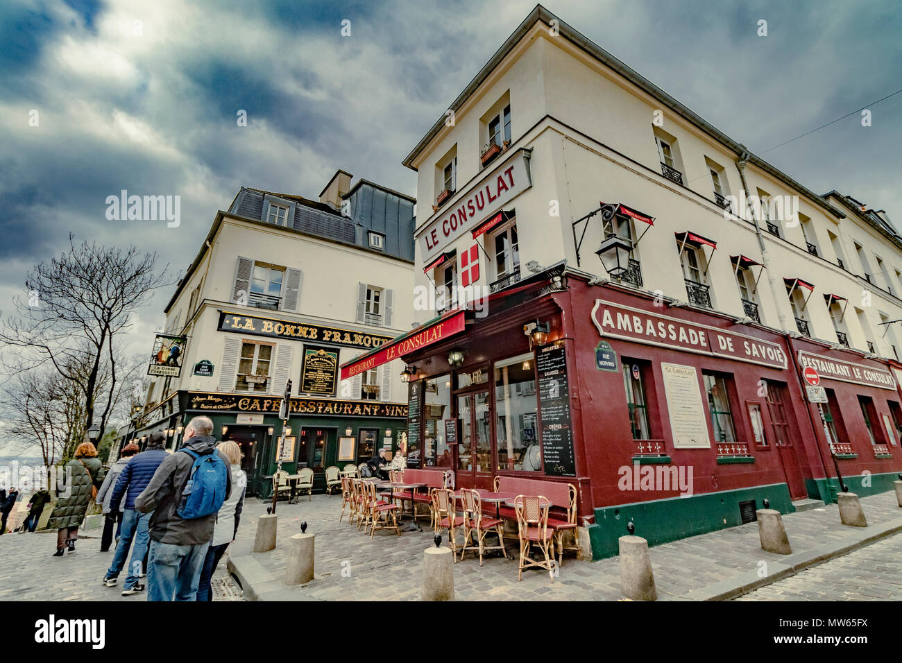 Invierno en Paris ,los turistas y visitantes de fuera Le Consulat ,un popular restaurante y café en Montmartre ,Paris ,Francia Foto de stock