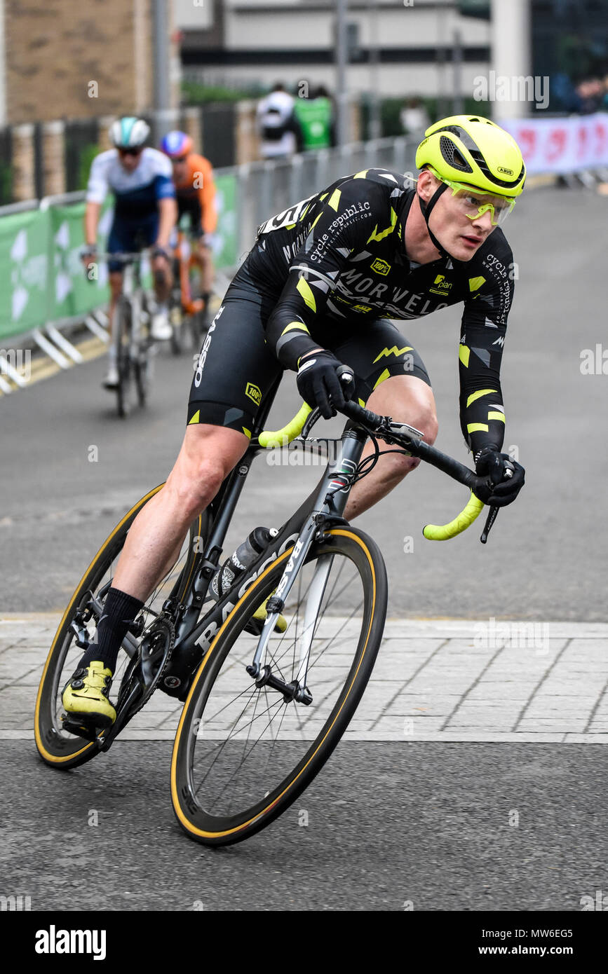 Marcas de Benjamin Morvelo Basso Racing en la élite de los hombres 2018 OVO  Energy Tour Series carrera ciclista en Wembley, Londres, Reino Unido. Ronda  7 Bike carrera Fotografía de stock - Alamy