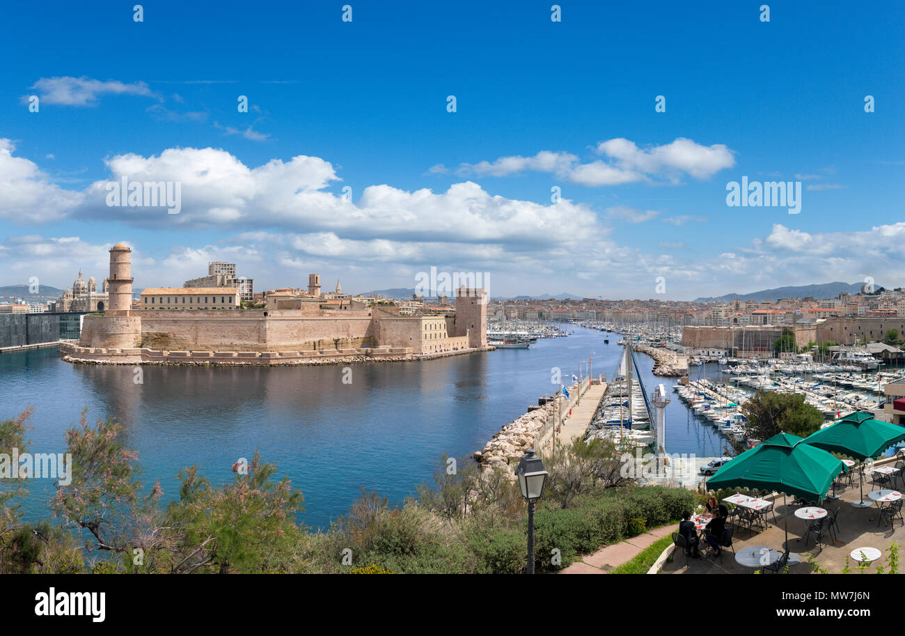 Vistas al puerto viejo y Fort Saint-Jean del Palais du Pharo, Marsella, Provence-Alpes-Côte d'Azur, Francia Foto de stock