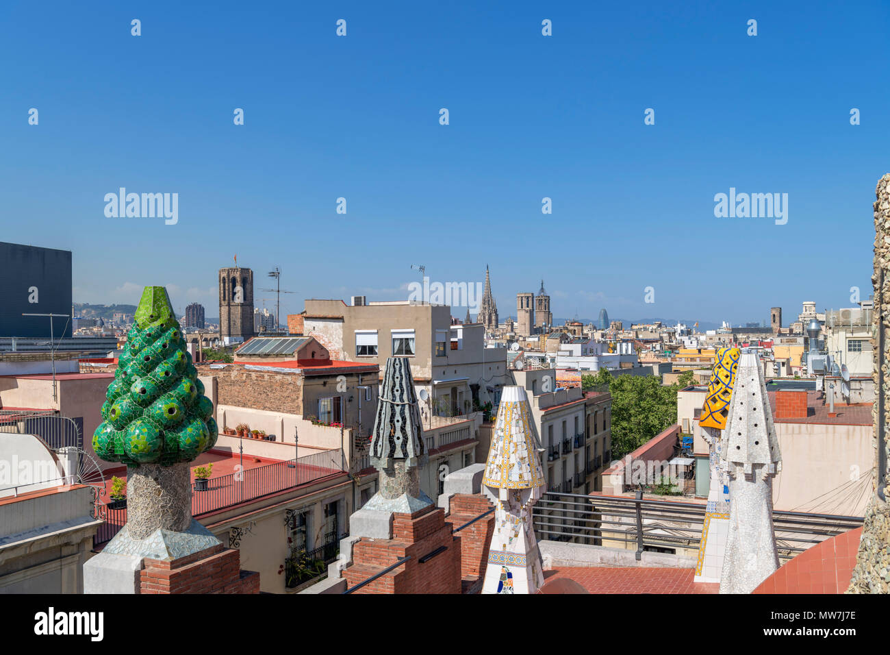 Vistas de la ciudad desde la azotea del Palau Güell, Gaudí diseña el Raval, Barcelona, España Foto de stock