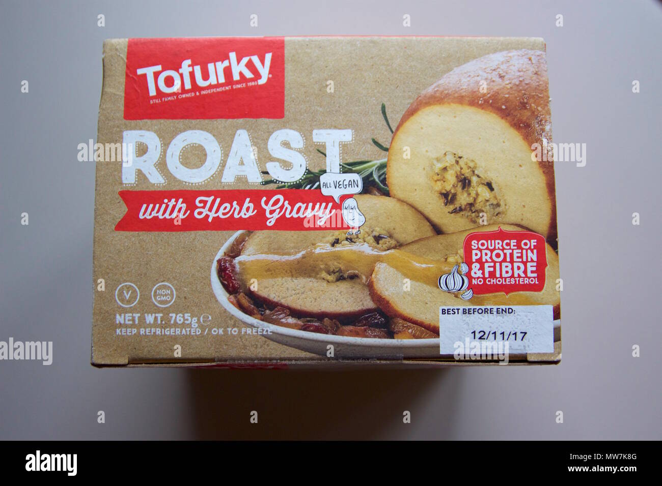 Vegan Tofurky asado con salsa de hierbas que se realiza desde el gluten de trigo y tofu