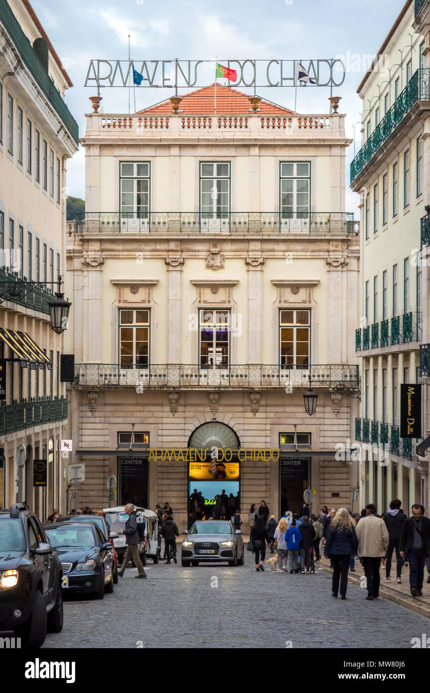 Lisboa, Portugal - Abril 22, 2018: la fachada de los "Armazens do Chiado"  Mall, uno de los atractivos del barrio de Chiado Fotografía de stock - Alamy