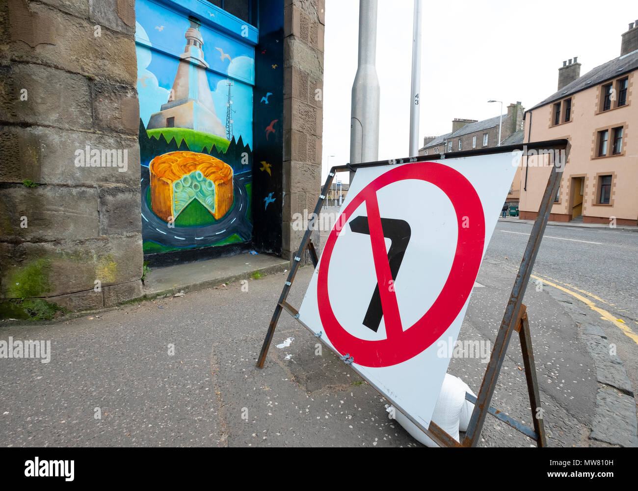 Proyecto de arte de la calle Openclose Dundee utilizando el arte en las puertas de la manera en callejones y callejuelas .Tayside por Matthew Beakes fontanería Foto de stock