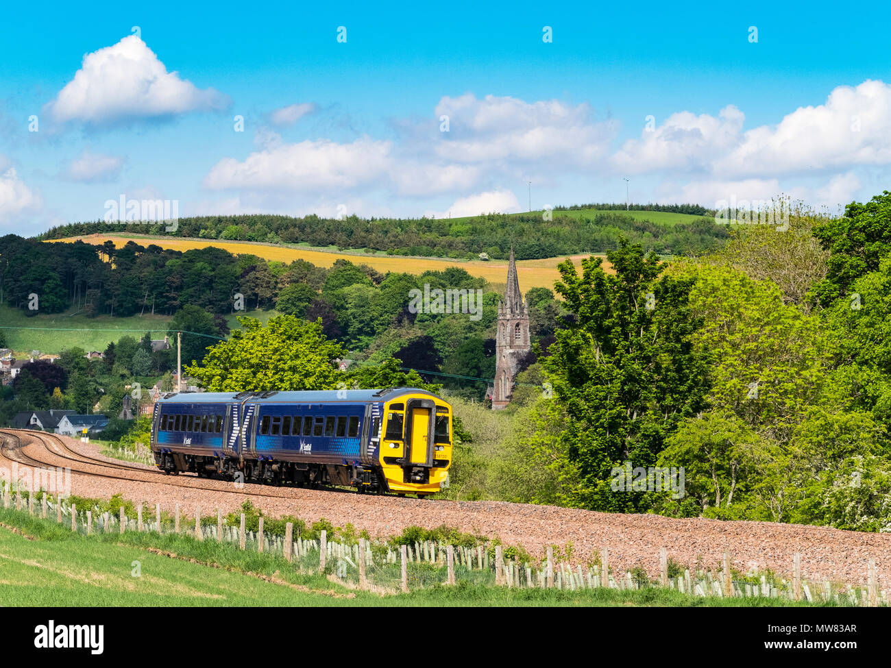 Vista del tren de pasajeros en las fronteras railway en Stow, Scottish Borders, Escocia, Reino Unido Foto de stock