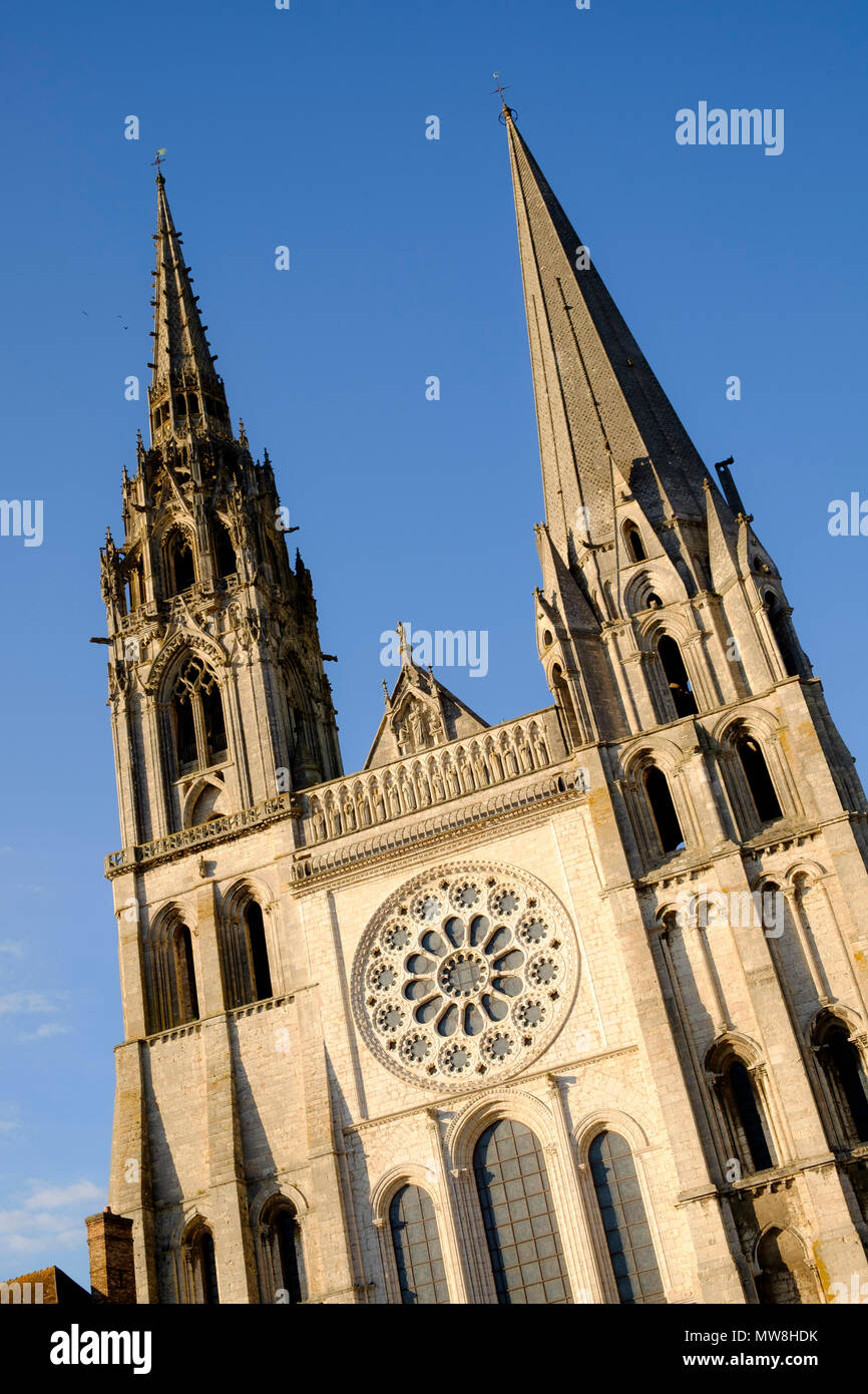 Las dos torres contrastantes en la fachada occidental de la catedral de Chartres Francia Foto de stock