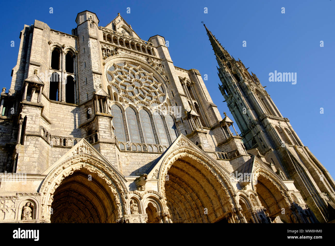 La entrada norte y el 16th-century extravagante chapitel de la catedral de Chartres, Francia Foto de stock