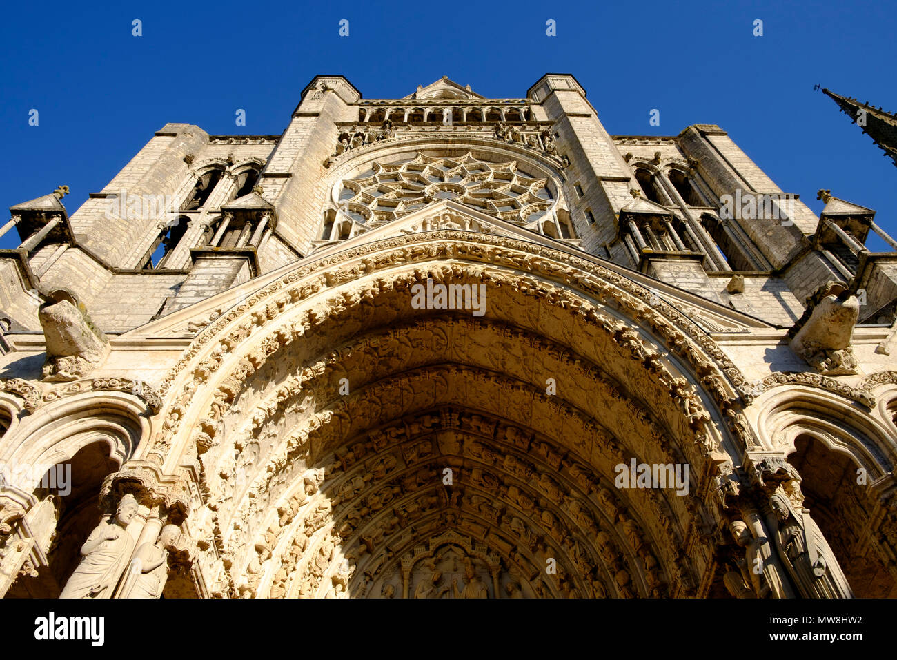 La entrada norte de la catedral de Chartres, Francia Foto de stock