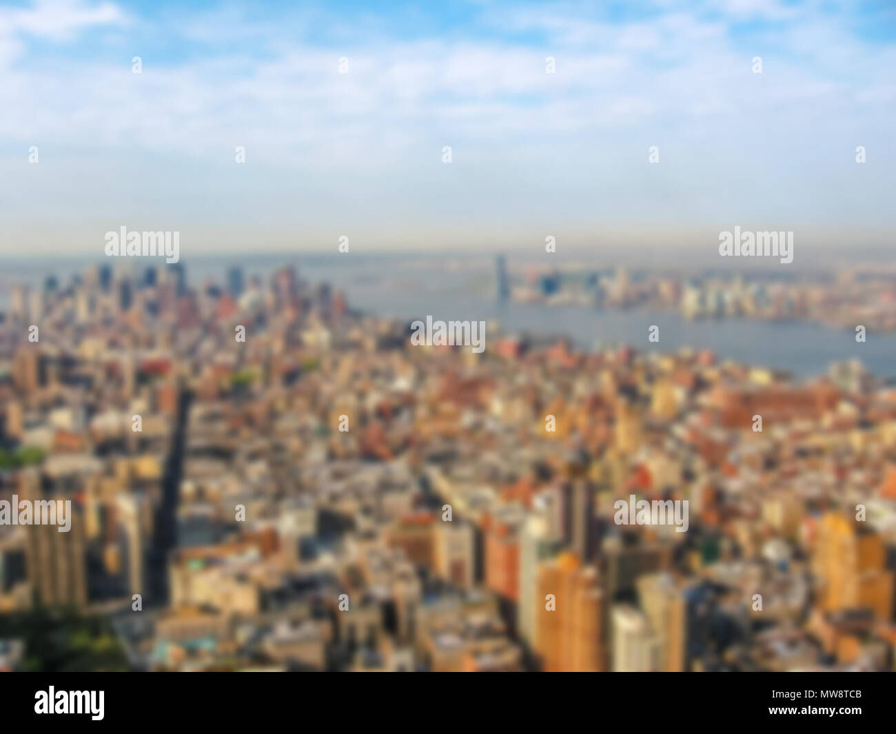 Efecto de desenfoque de fondo de la ciudad de Nueva York Manhattan, vuelo en helicóptero. Estados Unidos. Postproducción borrosa intencionalmente por efecto bokeh. Foto de stock