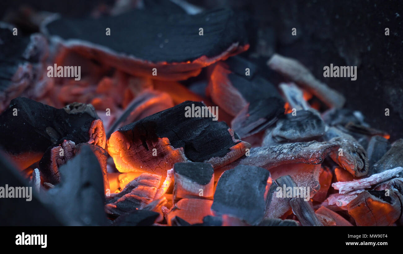 La quema de carbón vegetal listo para la barbacoa. Barbacoa Fotografía de  stock - Alamy
