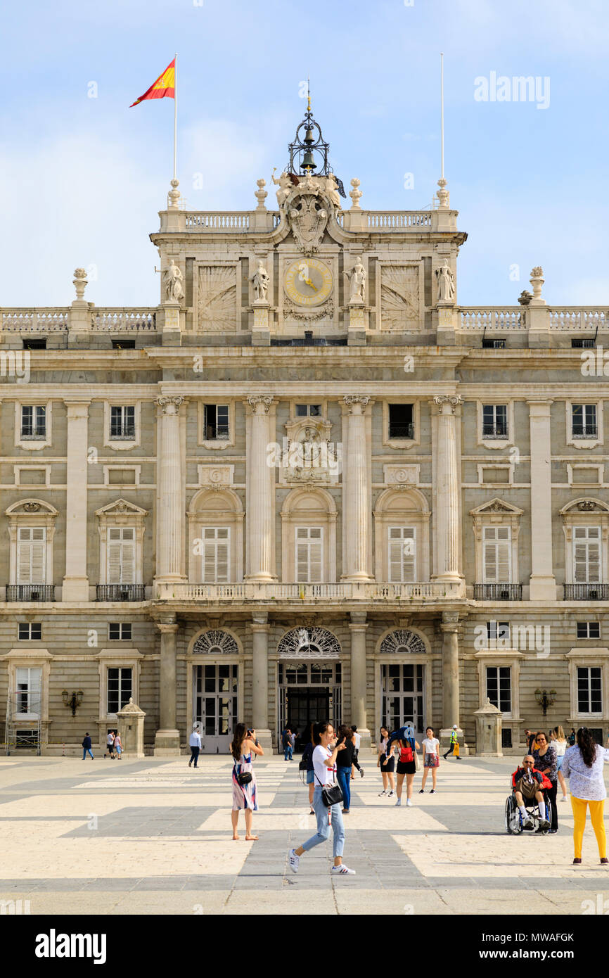Detalle de la farola en el patio del Palacio Real, el Palacio Real de Madrid, residencia oficial de la Familia Real Española. La calle de Bailén, Mad Foto de stock