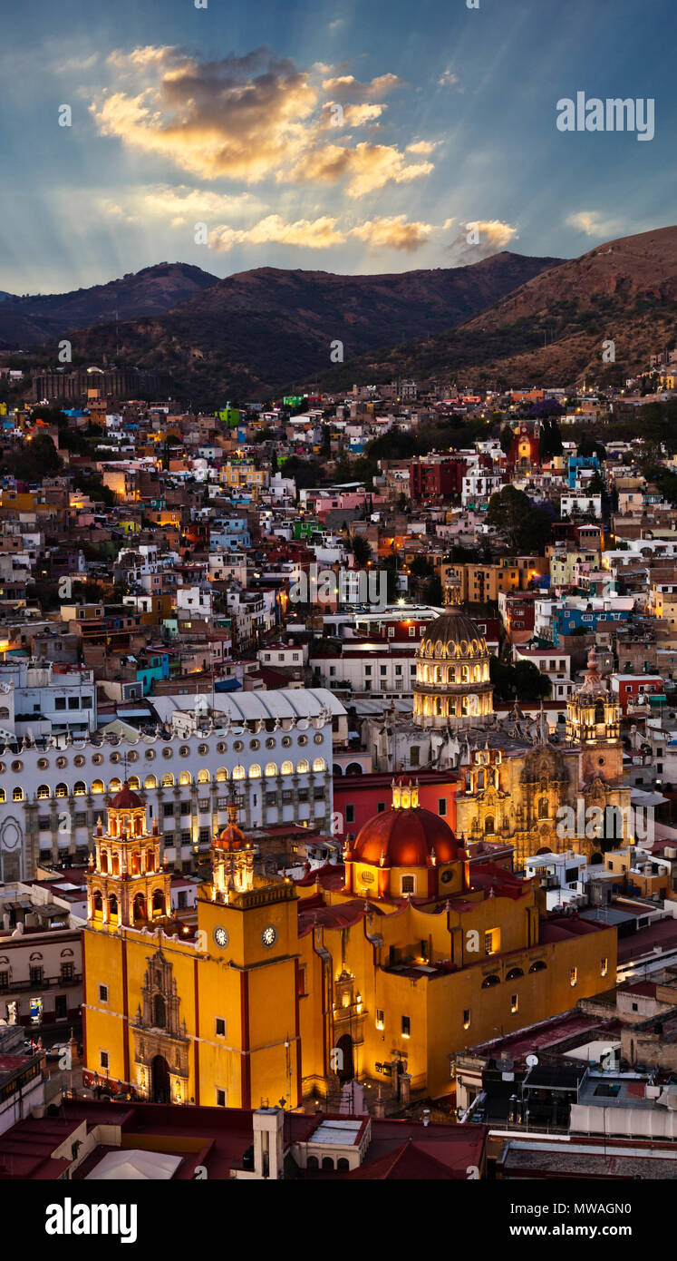 A Que Hora Anochece En Mexico La Basílica Colegiata DE NUESTRA SEÑORA DE Guanajuato se ilumina a la hora  del atardecer, Guanajuato, México Fotografía de stock - Alamy