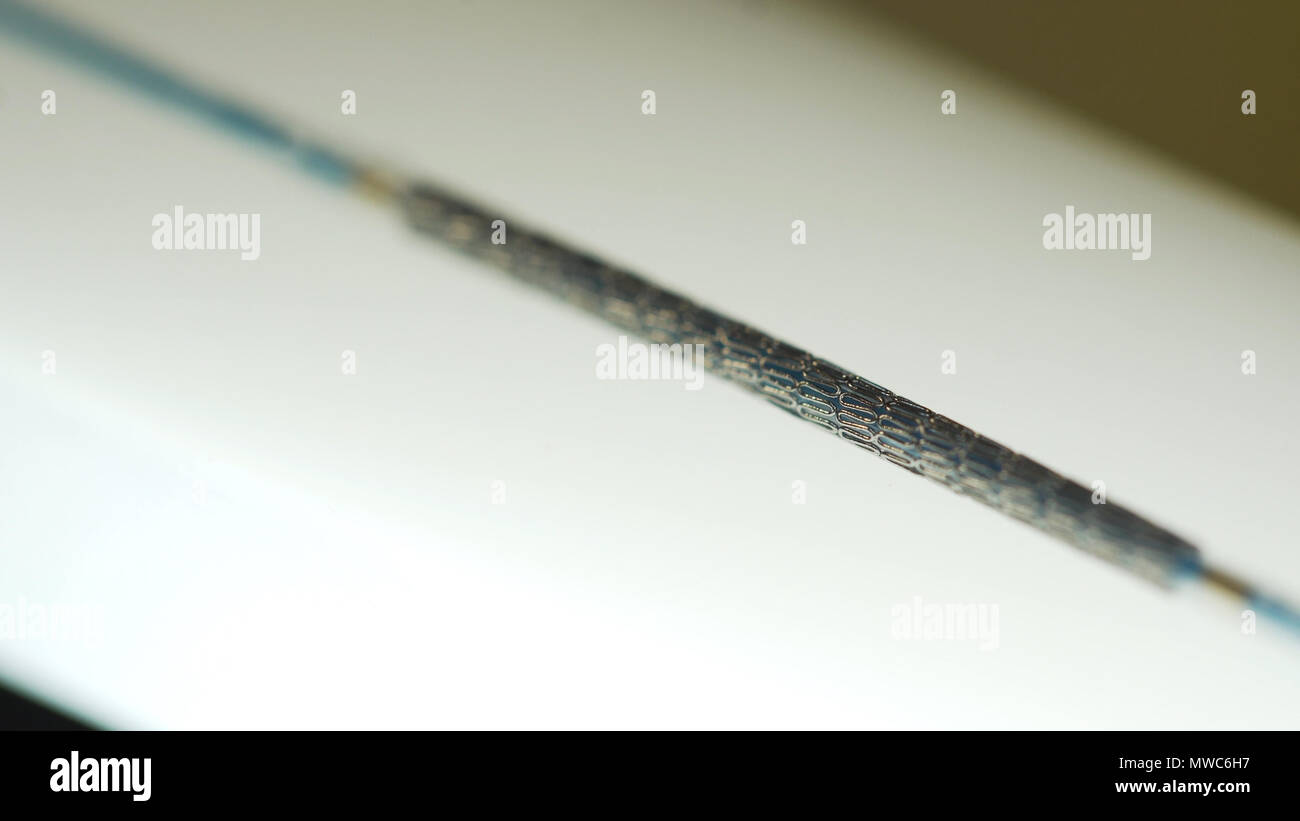 Stent De Arteria Coronaria Es Un Pequeño Tubo De Malla Que Se Usa Para Stent De Arteria Coronaria Es Un Pequeño Tubo De Malla Que Se Usa Para