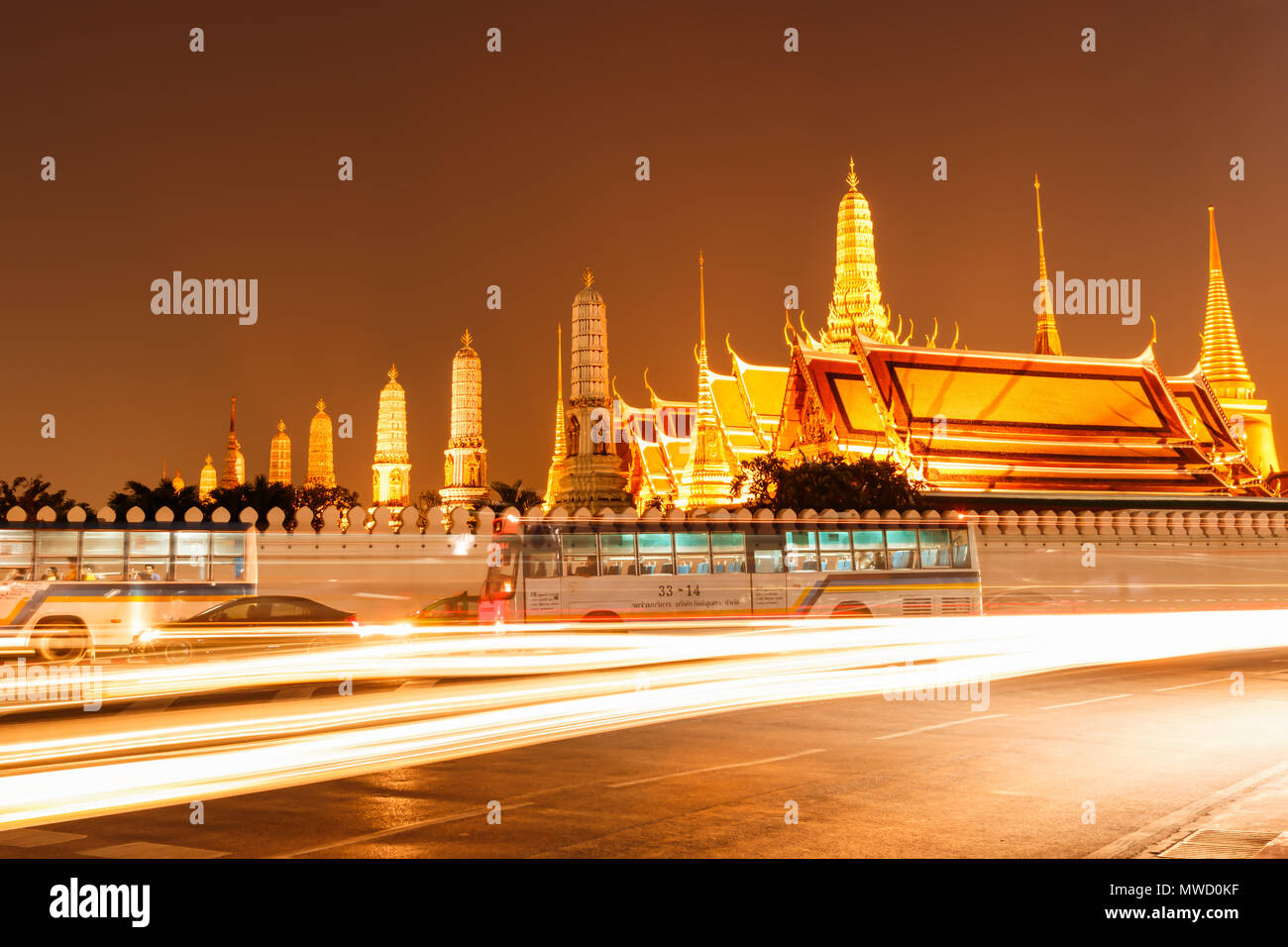 Bangkok, Tailandia - Diciembre 15, 2014: el Gran Palacio y Wat Phra Kaew, uno de los atractivos turísticos de Bangkok, Bangkok, Tailandia Foto de stock
