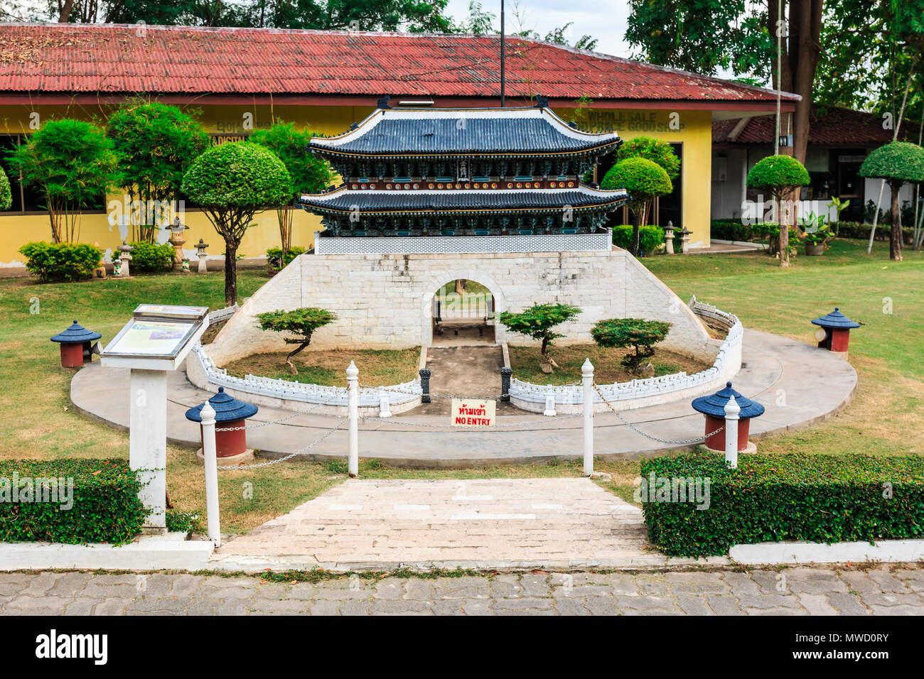 En Pattaya, Tailandia - Diciembre 27, 2014: el Namdaemun, Corea gate en Mini Siam Park. Mini Siam es una famosa atracción del parque en miniatura. Había sido constructe Foto de stock
