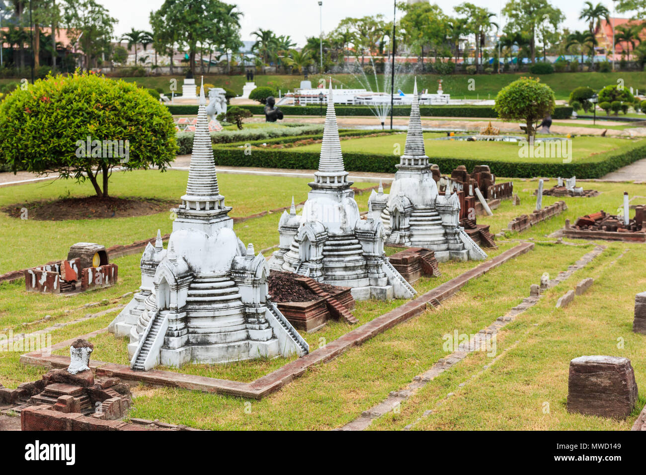 En Pattaya, Tailandia - Diciembre 27, 2014: Tres Chedis de Wat Phra Sri Sanphet en Ayutthaya simulada en Mini Siam Park. Mini Siam es un famoso miniatura Foto de stock