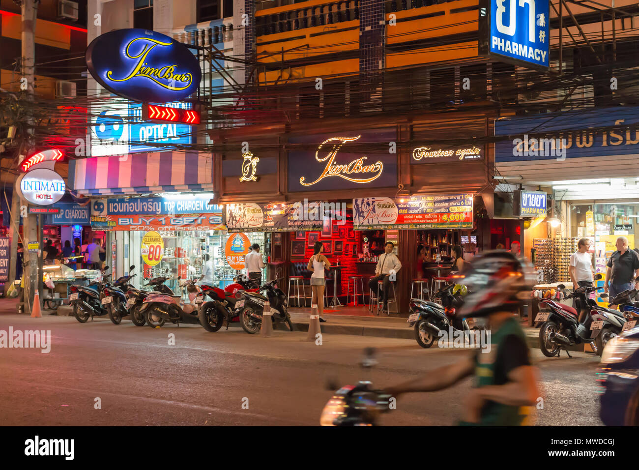 PATTAYA - 20 de octubre: El Pub & restaurantes y tiendas en la calle South Pattaya el 20 de octubre de 2014 en Pattaya, Tailandia. Es una atracción turística para n Foto de stock