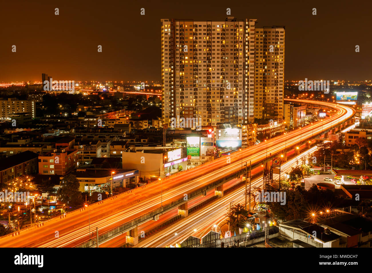 BANGKOK - 27 de noviembre: el edificio y la autopista en crepúsculo tiempo en noviembre 27,2014 en Bangkok, Tailandia. Bangkok es una ciudad capital y famoso sobre n Foto de stock