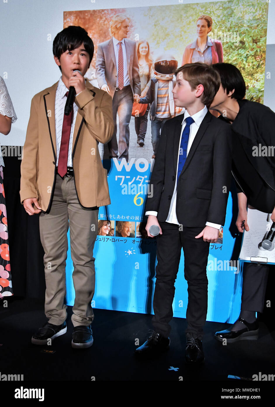 Jacob Tremblay Fuku Suzuki 31 De Mayo De 18 Tokio Japon Actor Jacob Tremblay R Y Fuku Suzuki Asistir A La Fase Saludo Para Wonder En Roppongi Hills En Tokio Japon El