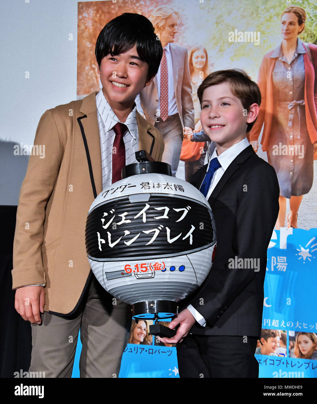 Jacob Tremblay Fuku Suzuki 31 De Mayo De 18 Tokio Japon Actor Jacob Tremblay R Y Fuku Suzuki Asistir A La Fase Saludo Para Wonder En Roppongi Hills En Tokio Japon El