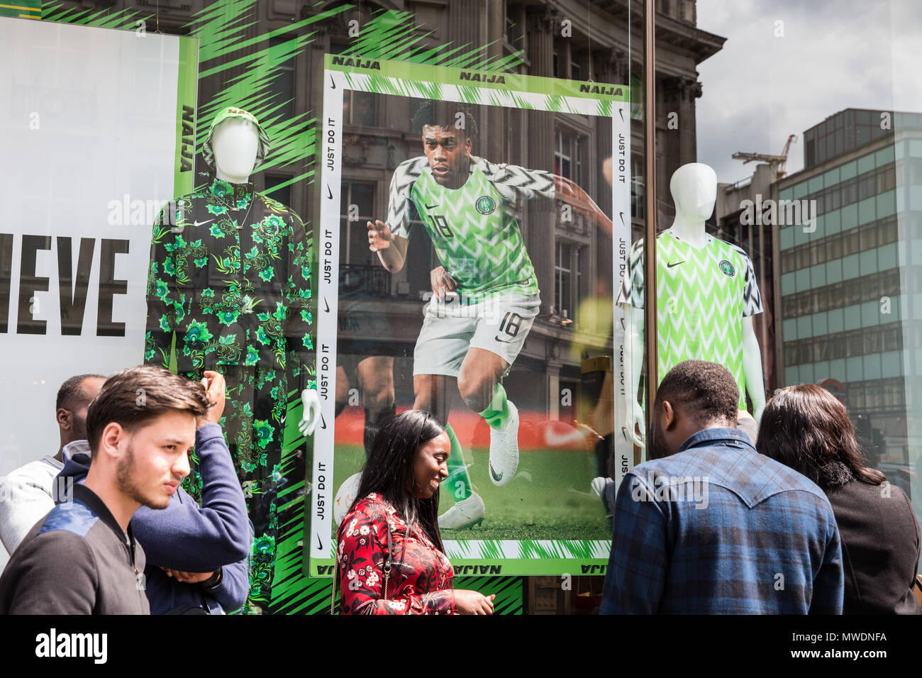 Londres, Reino Unido. El 1 de junio de 2018. Los fans de las Súper Águilas,  la selección de fútbol nigeriana, cola fuera flagship store de Nike en  Oxford Street para comprar juegos
