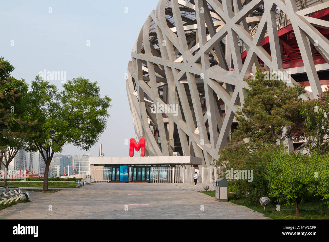 BEIJING, CHINA - Mayo 7, 2018: El Nido de pájaro es un estadio diseñado para utilizar durante todo el verano de los Juegos Olímpicos y Paralímpicos de 2008. Vista desde el parque verde Foto de stock