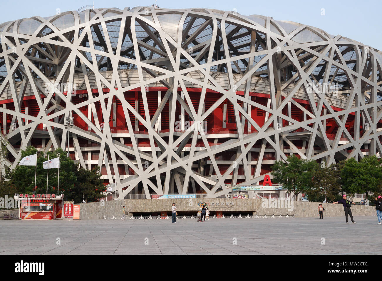 BEIJING, CHINA - Mayo 7, 2018: El Nido de pájaro es un estadio diseñado para utilizar durante todo el verano de los Juegos Olímpicos y Paralímpicos de 2008. Vista desde el parque verde Foto de stock