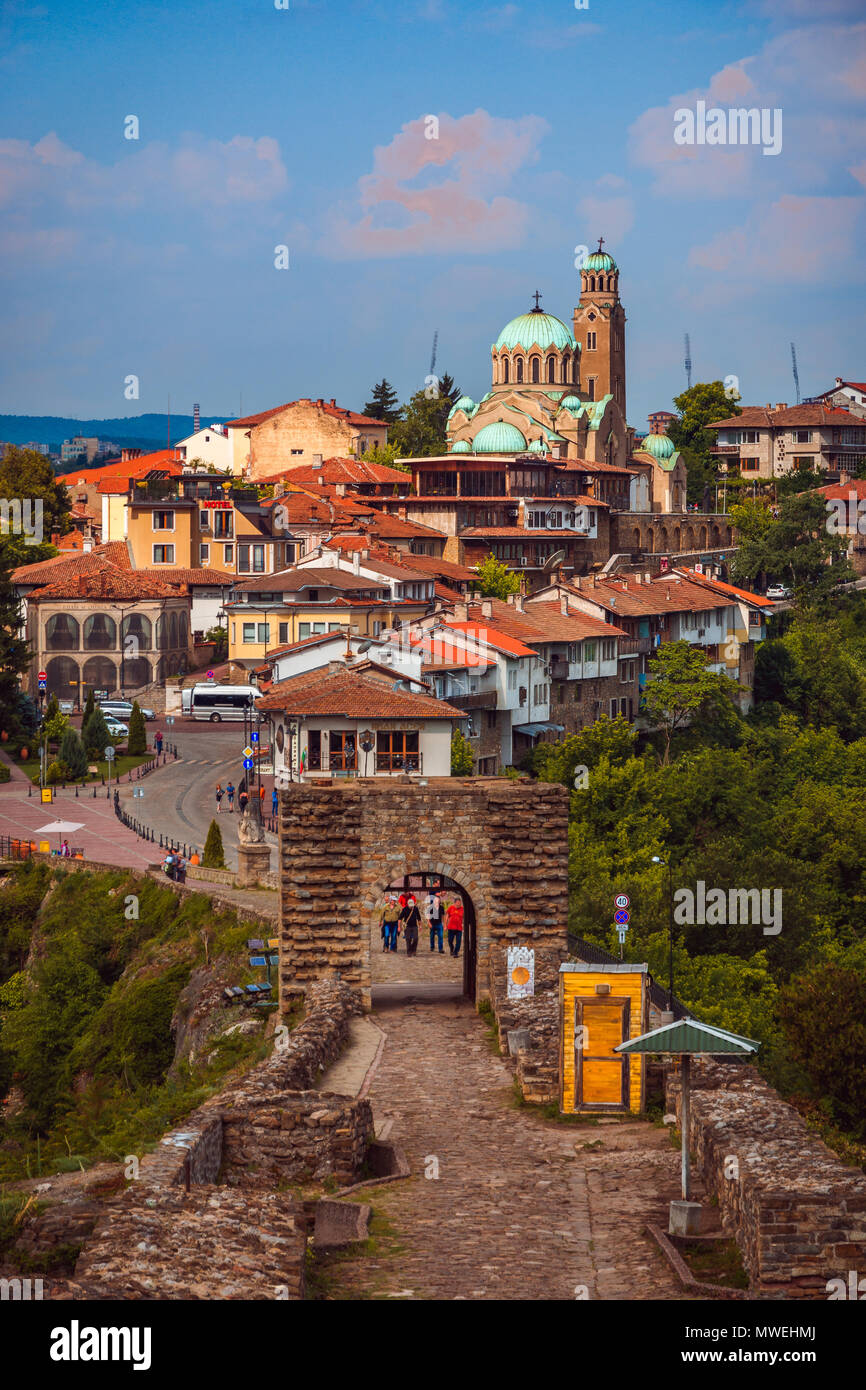 Hermosa vista sobre la ciudad antigua con arquitectura tradicional de Veliko Tarnovo en un día soleado de verano en Bulgaria Foto de stock