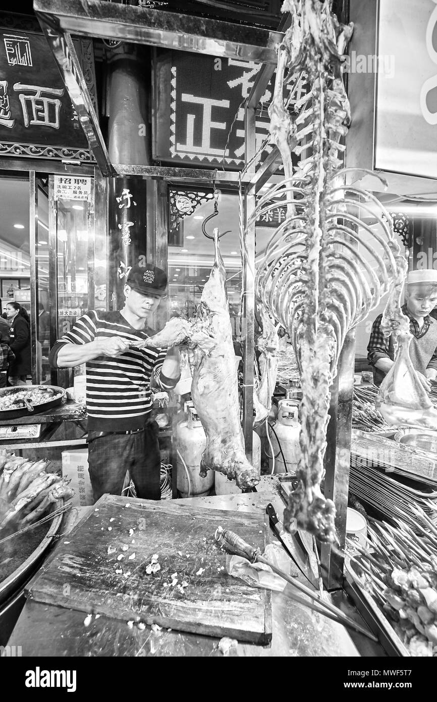 Xian, China - Octubre 5, 2017: la preparación de los alimentos de la calle en el Barrio Musulmán, conocido sitio turístico famoso por su cultura y comida. Foto de stock
