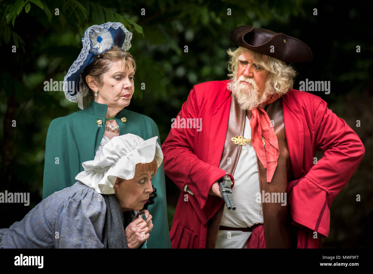 Actuando - Un grupo de teatro amateur en una actuación en Trebah Garden Amphitheatre en Cornwall. Foto de stock