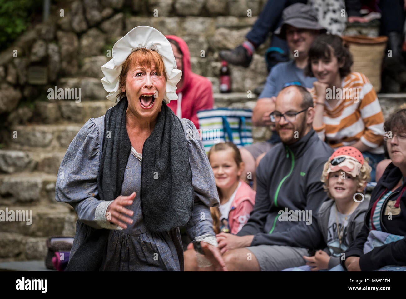 Actuando - Un grupo de teatro amateur en una actuación en Trebah Garden Amphitheatre en Cornwall. Foto de stock