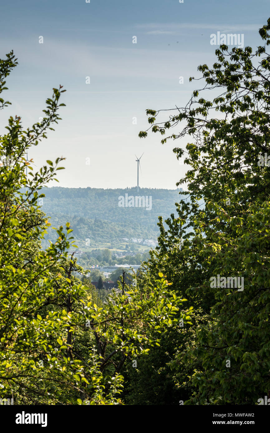 Grandes molinos de viento cerca de la aldea de potencia Foto de stock