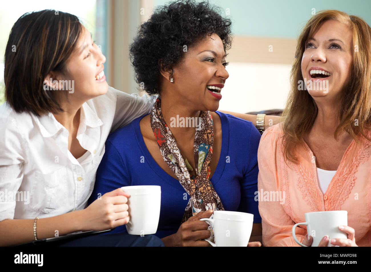 Diversos grupos de amigos hablando y riéndose. Foto de stock