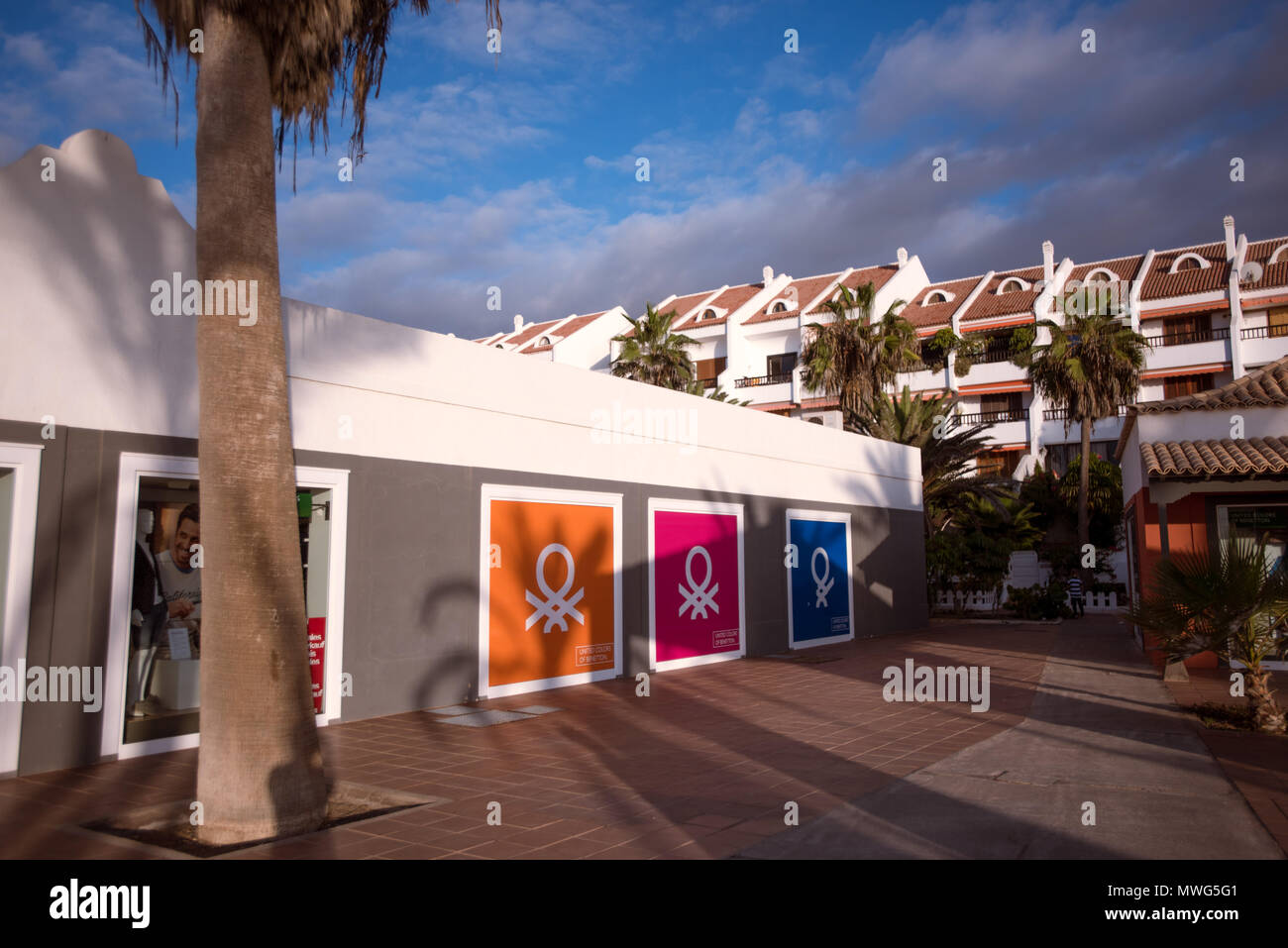 Benetton store fotografías e imágenes de alta resolución - Alamy