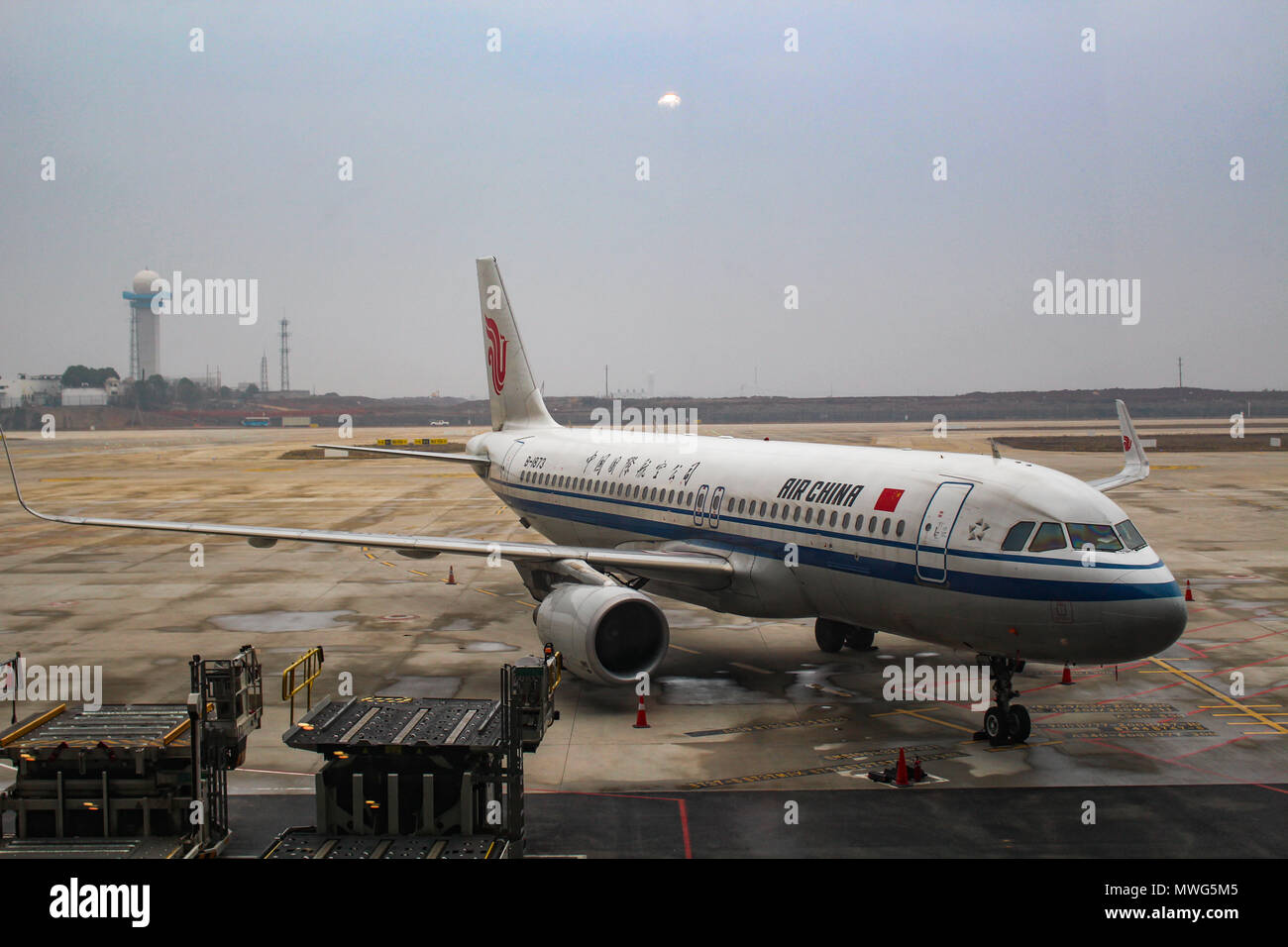 Wuhan, China - Marzo 14, 2018: Airbus A320 de Air China Neo aviones estacionados en el aeropuerto Wuhan Foto de stock