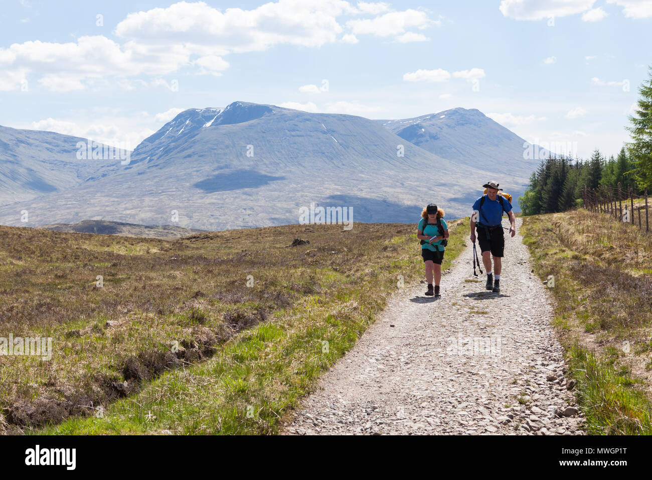 Excursionistas caminando sobre Rannoch Moor en el West Highland Way, Escocia. Foto de stock