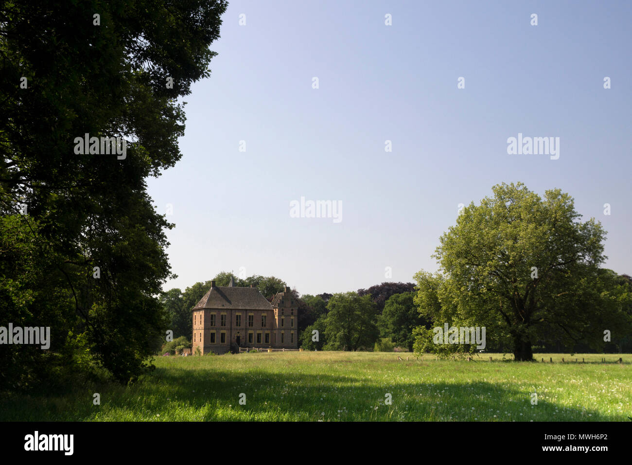 Castillo Vorden, cerca de la localidad homónima en el Achterhoek Gelder visto desde los alrededores del parque Foto de stock