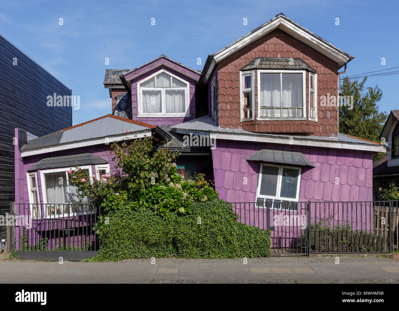 Dalcahue, Chiloé, Chile, 2018: Una casa shingled con tejuelas, primer piso raked para ángulo inusual. Foto de stock