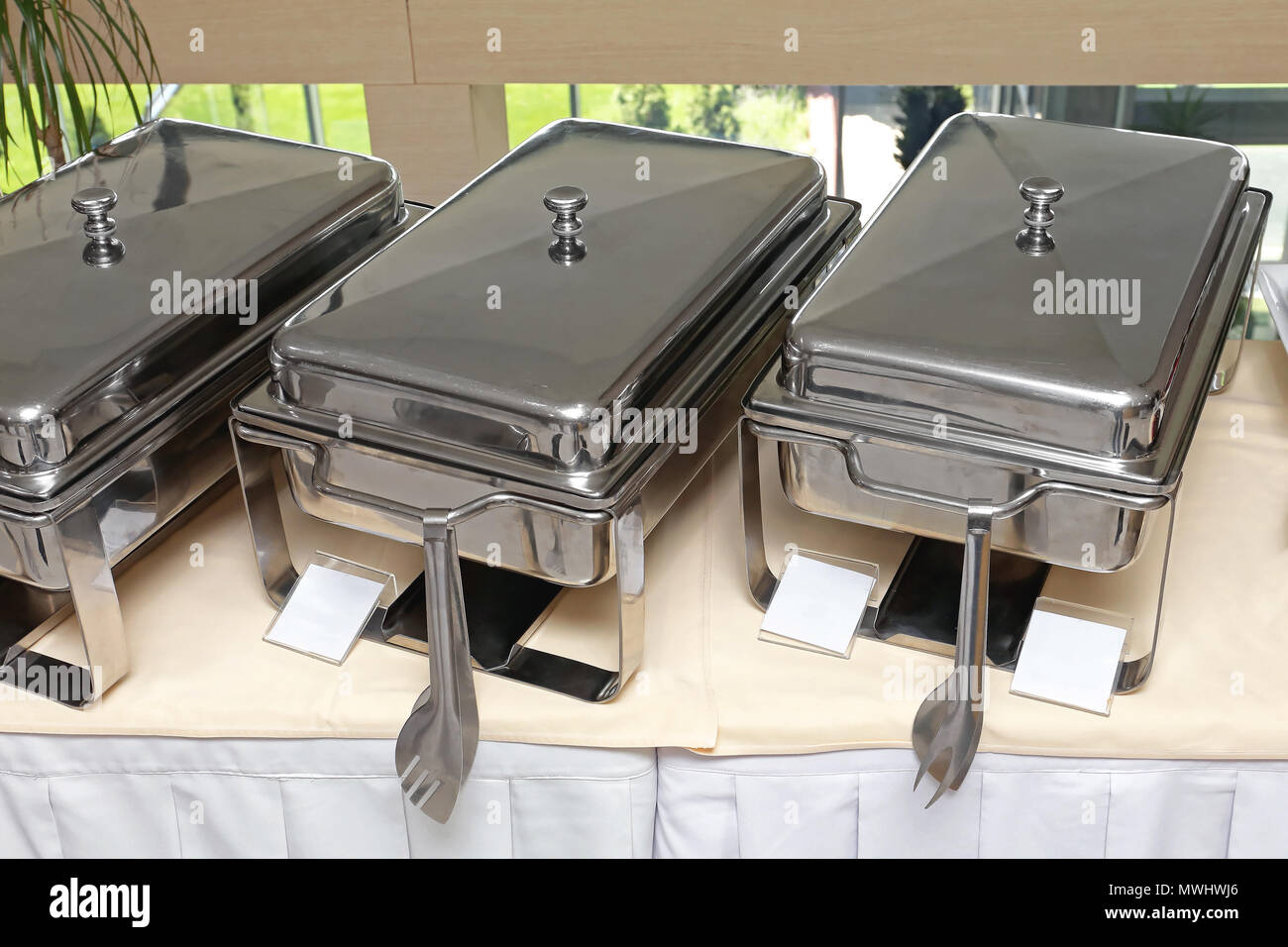 Calentador de acero inoxidable para alimentos en la mesa de buffet  Fotografía de stock - Alamy