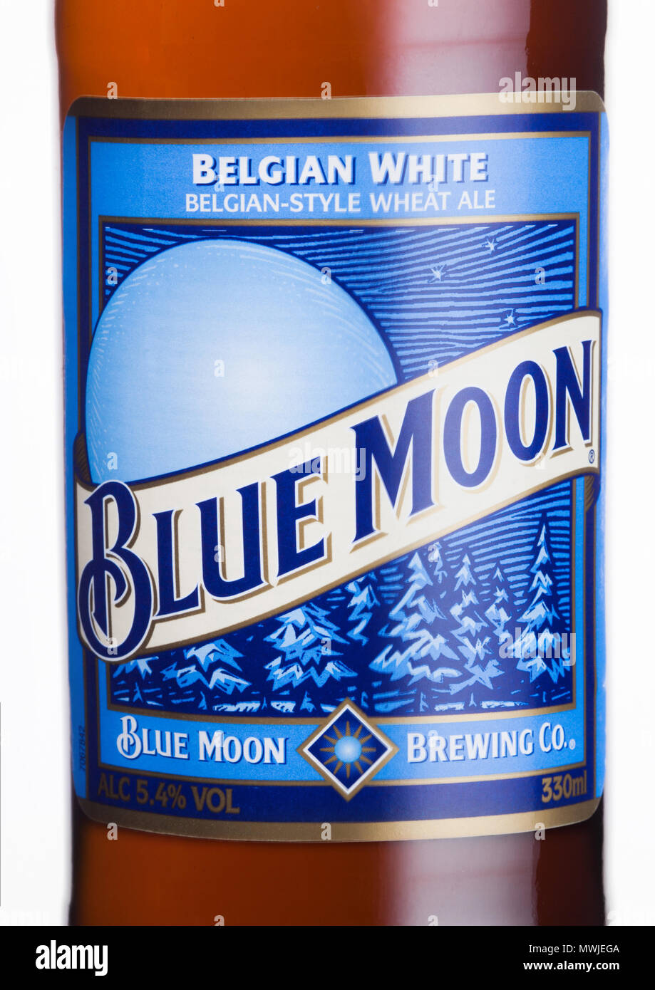 Londres, Reino Unido - 01 de junio, 2018: la etiqueta de botella de cerveza blanca belga Blue Moon, fabricada por MillerCoors sobre fondo blanco. Foto de stock