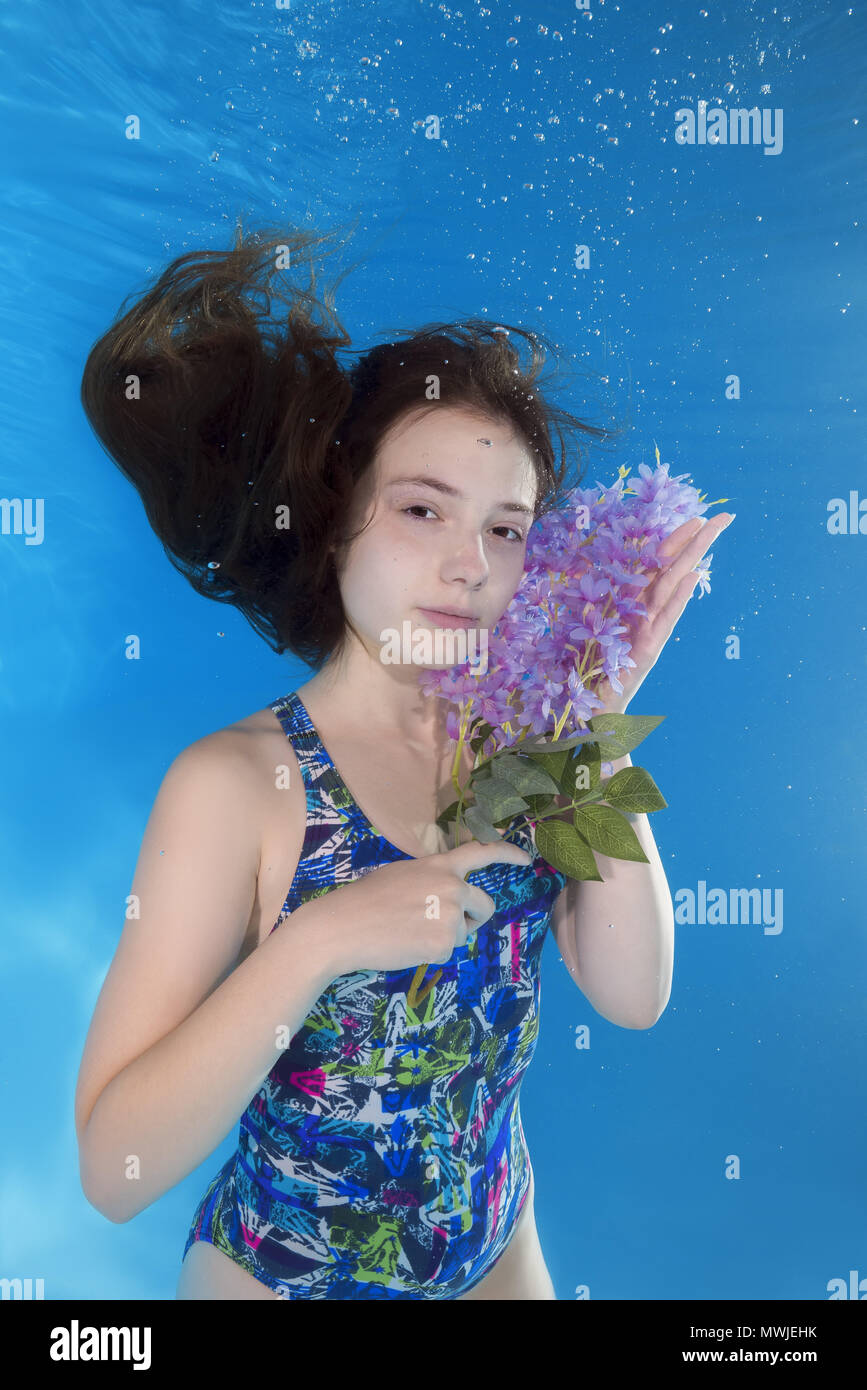 Retrato subacuático chica con una flor Foto de stock