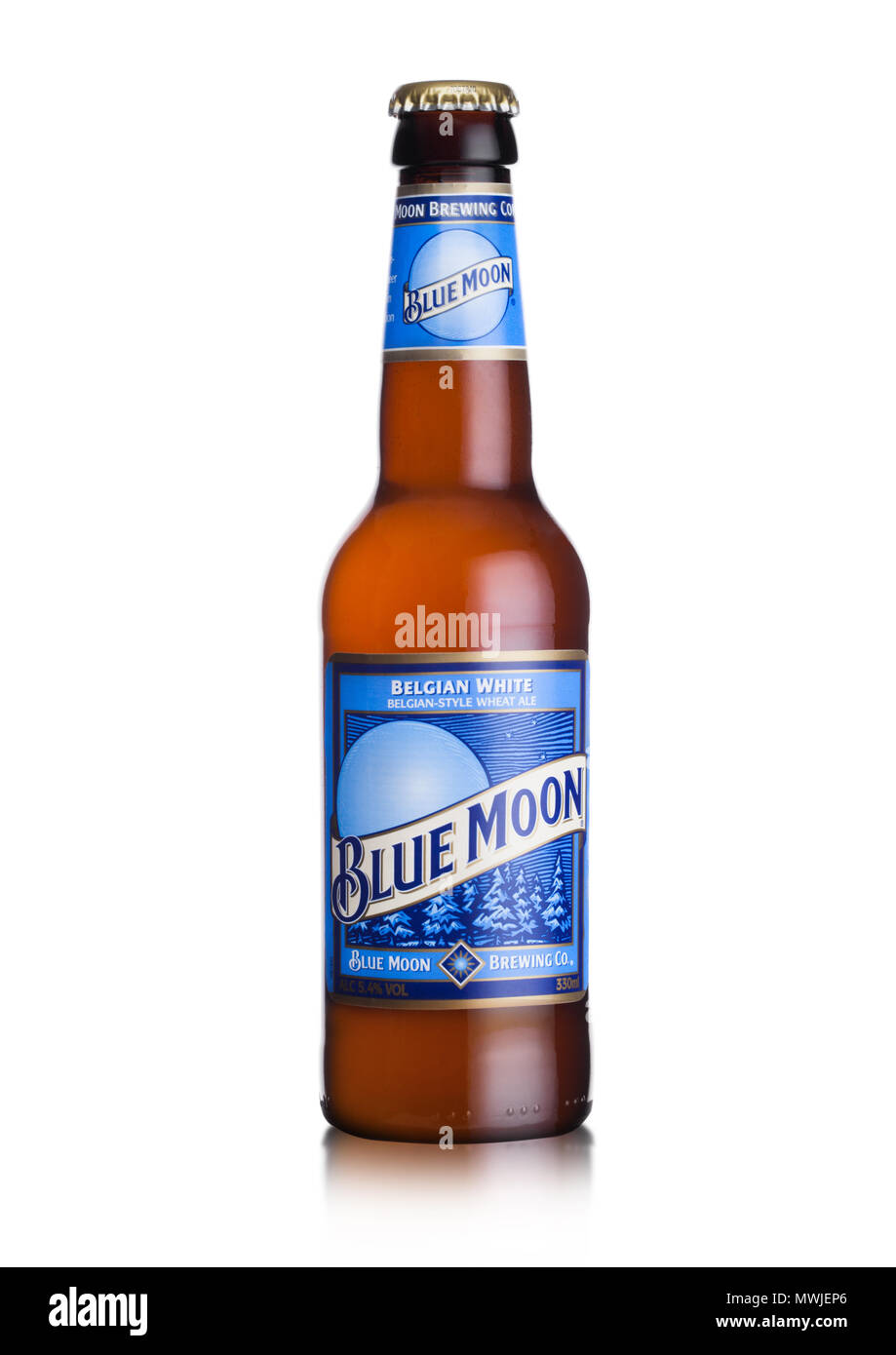 Londres, Reino Unido - 01 de junio de 2018, Blue Moon: botella de cerveza blanca belga, fabricada por MillerCoors sobre fondo blanco. Foto de stock